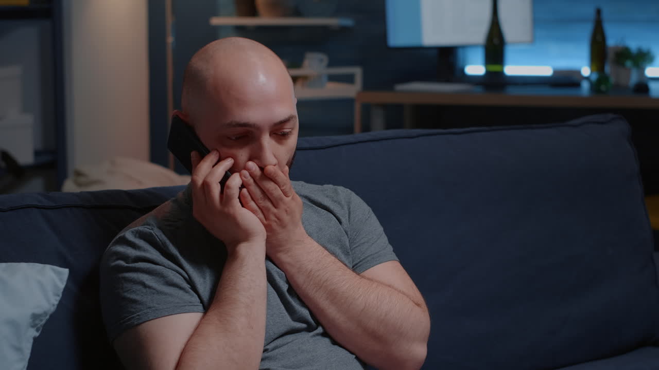 Giovane uomo triste e scioccato con malattia cronica riceve brutte notizie sullo smartphone