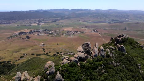 volando sobre el paisaje montañoso que rodea a san luis obispo