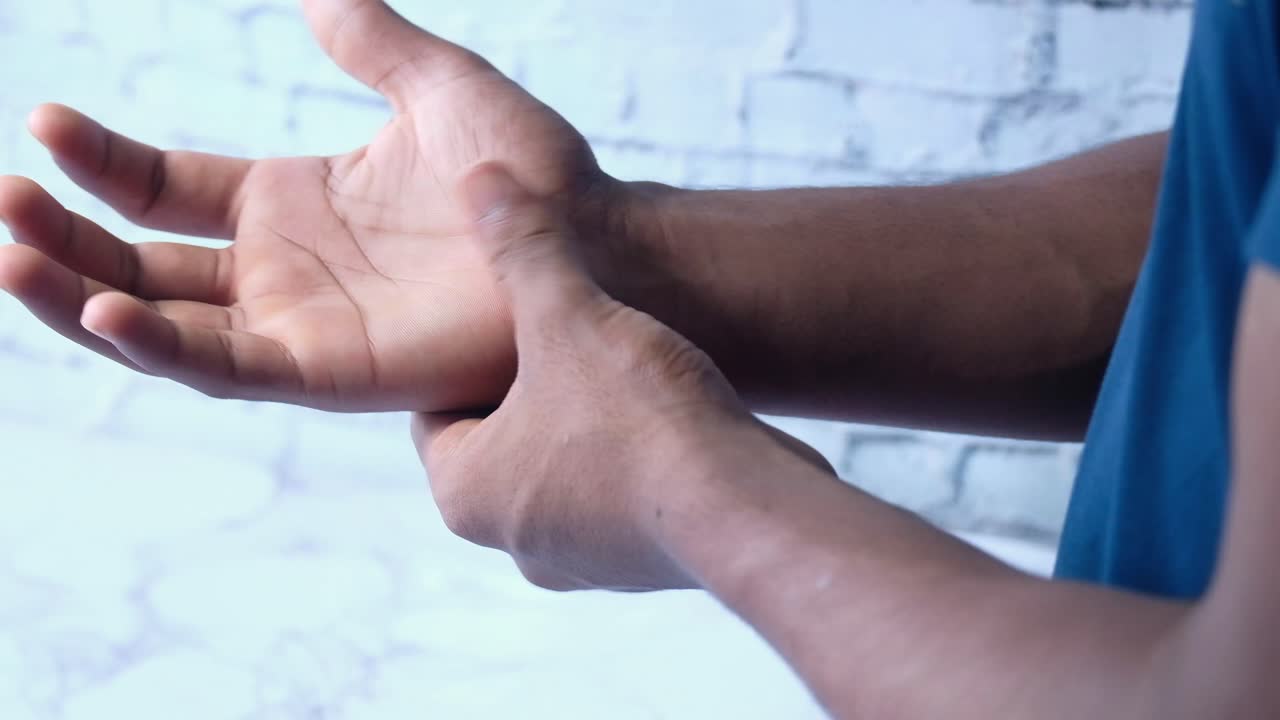 Uomo con dolore alla mano e al polso