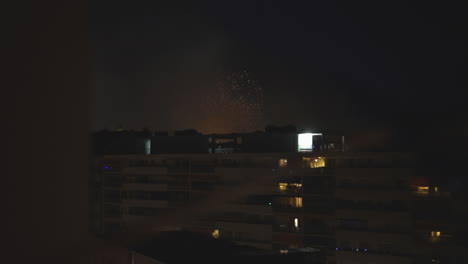 Feuerwerk-Vom-1.-August-In-Genf-Von-Einem-Privaten-Balkon-Aus-Gesehen,-Feuerwerk-Vom-1.-August-In-Genf-Von-Einem-Privaten-Balkon-Aus-Gesehen