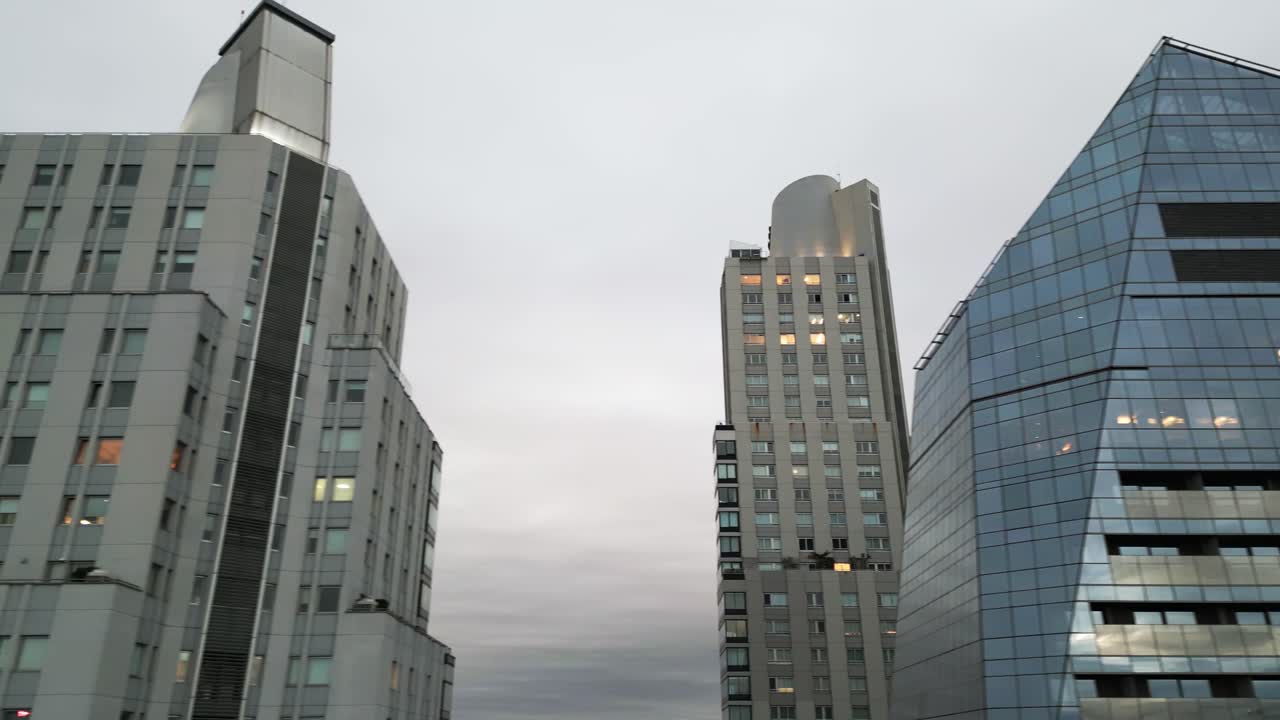 rascacielos de puerto madero vista aérea ángulo bajo de la arquitectura moderna de buenos aires, distrito comercial de la capital argentina con cielo nublado