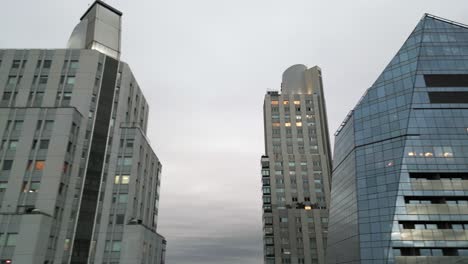 rascacielos de puerto madero vista aérea ángulo bajo de la arquitectura moderna de buenos aires, distrito comercial de la capital argentina con cielo nublado