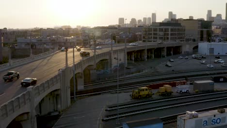 äußeres-Stadtkonzept---Autos-Auf-Der-4th-Street-Bridge-über-Eisenbahngleise-In-Los-Angeles