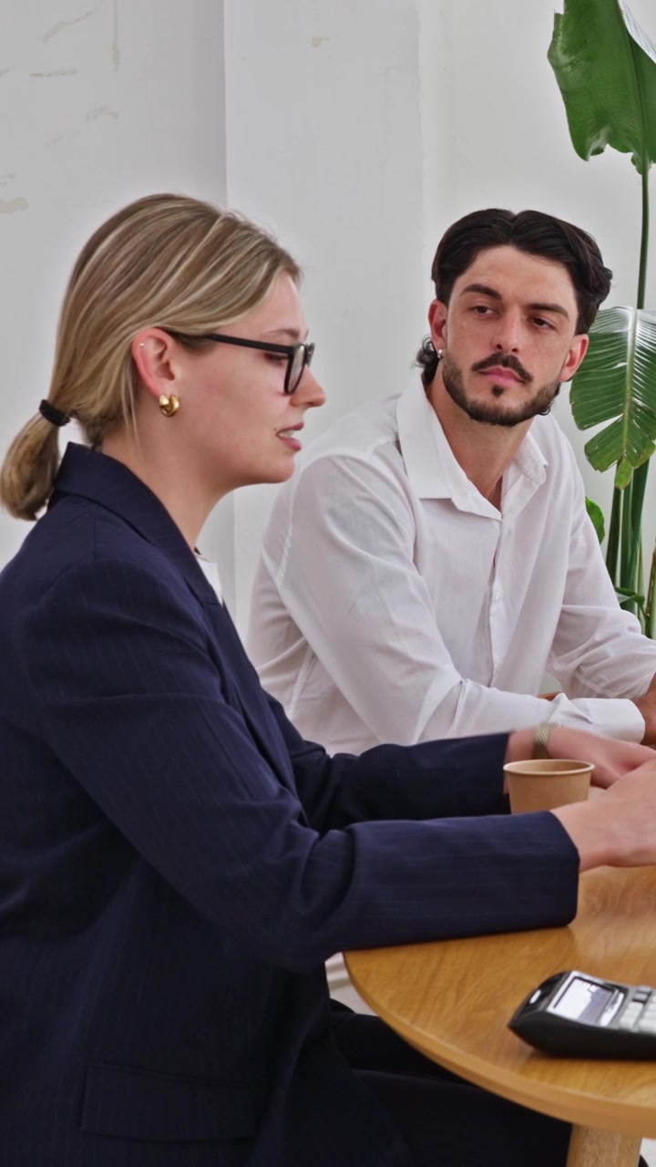 Due professionisti d'affari che discutono in uno spazio di lavoro moderno