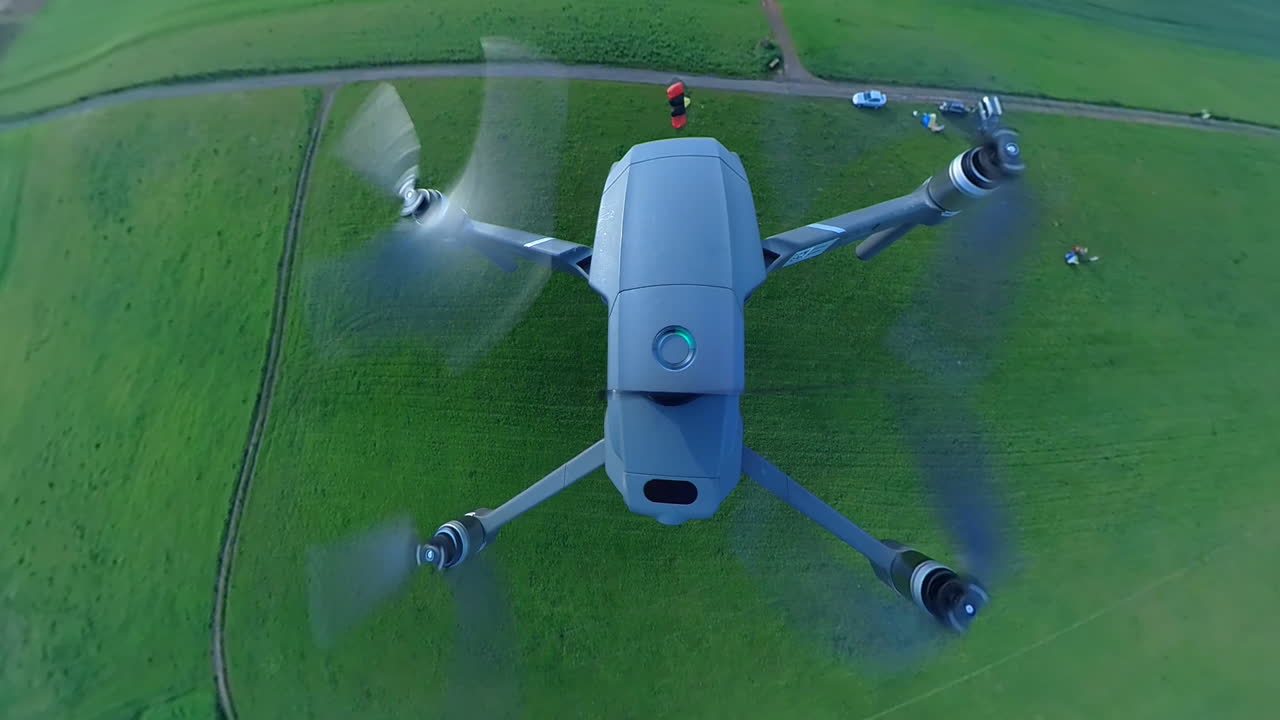 비행 중의 레크리에이션 드론의 독특한 관점, 상공 전망