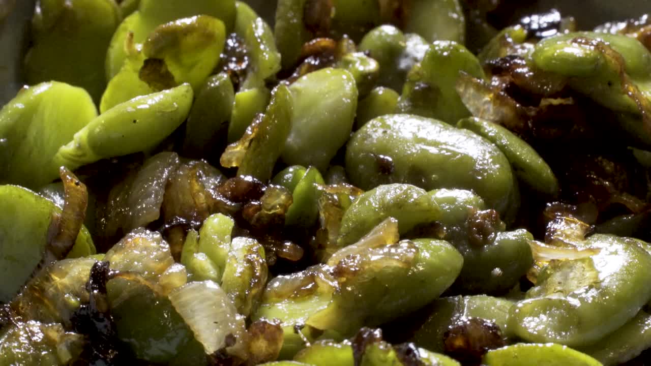 Cooked green beans with onions