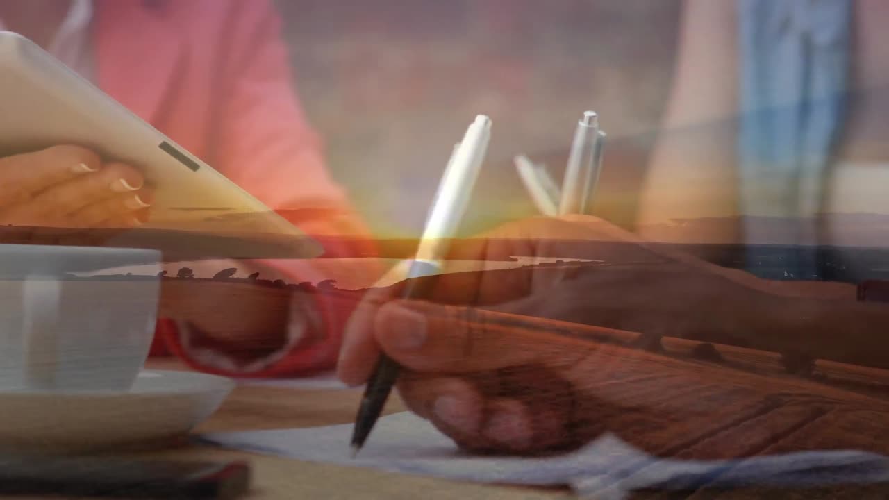 일몰과 함께 브레인스토밍을 하는 회의에서 사업가들의 애니메이션.