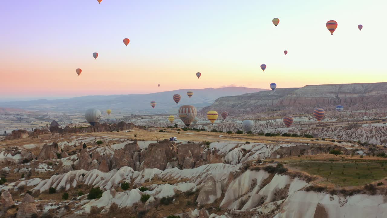 vista aérea del globo aerostático sobrevolando capadocia al amanecer de verano