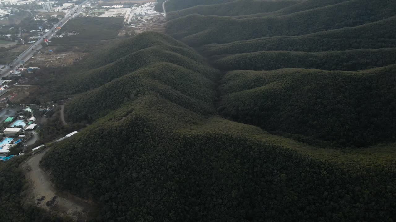vista aérea de las exuberantes montañas que rodean monterrey, méxico