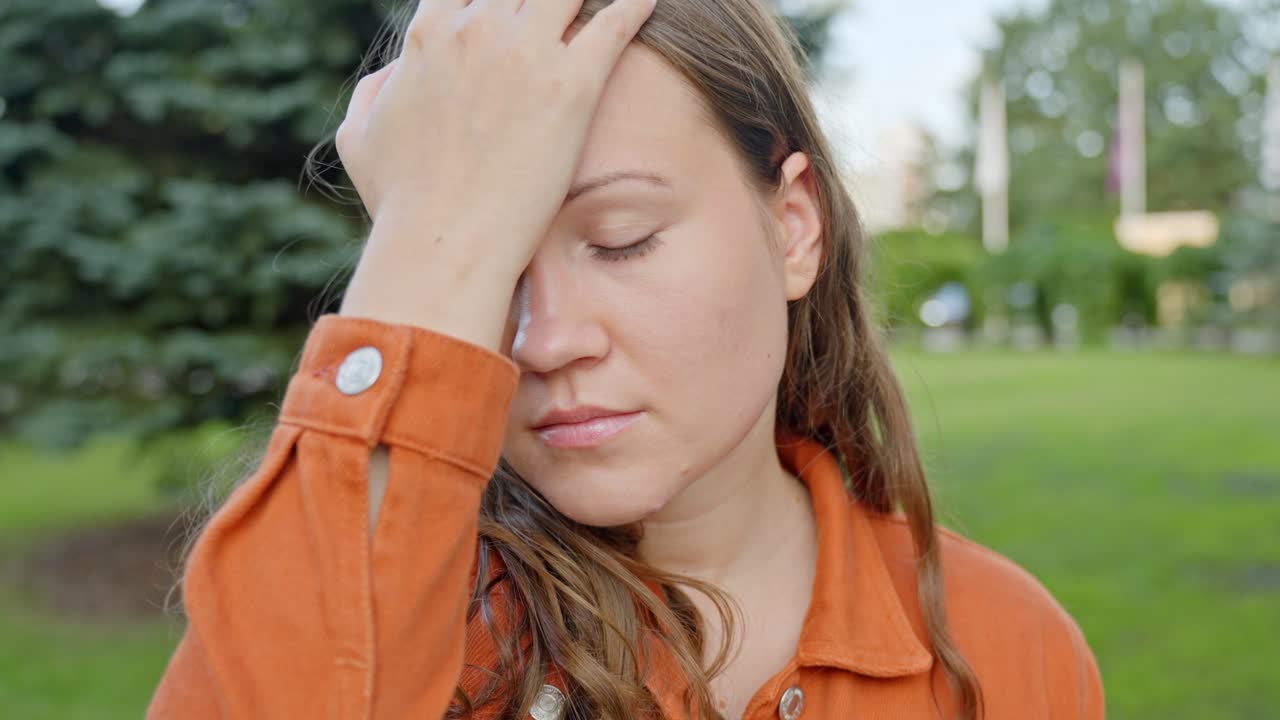 joven mujer europea estresada por los errores de la vida