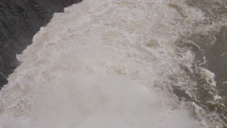 Toma-Manual-De-Los-Desbordamientos-Turbulentos-De-La-Represa-Hinze-Bajo-Fuertes-Lluvias-Durante-La-Niña,-Interior-De-La-Costa-Dorada,-Queensland,-Australia