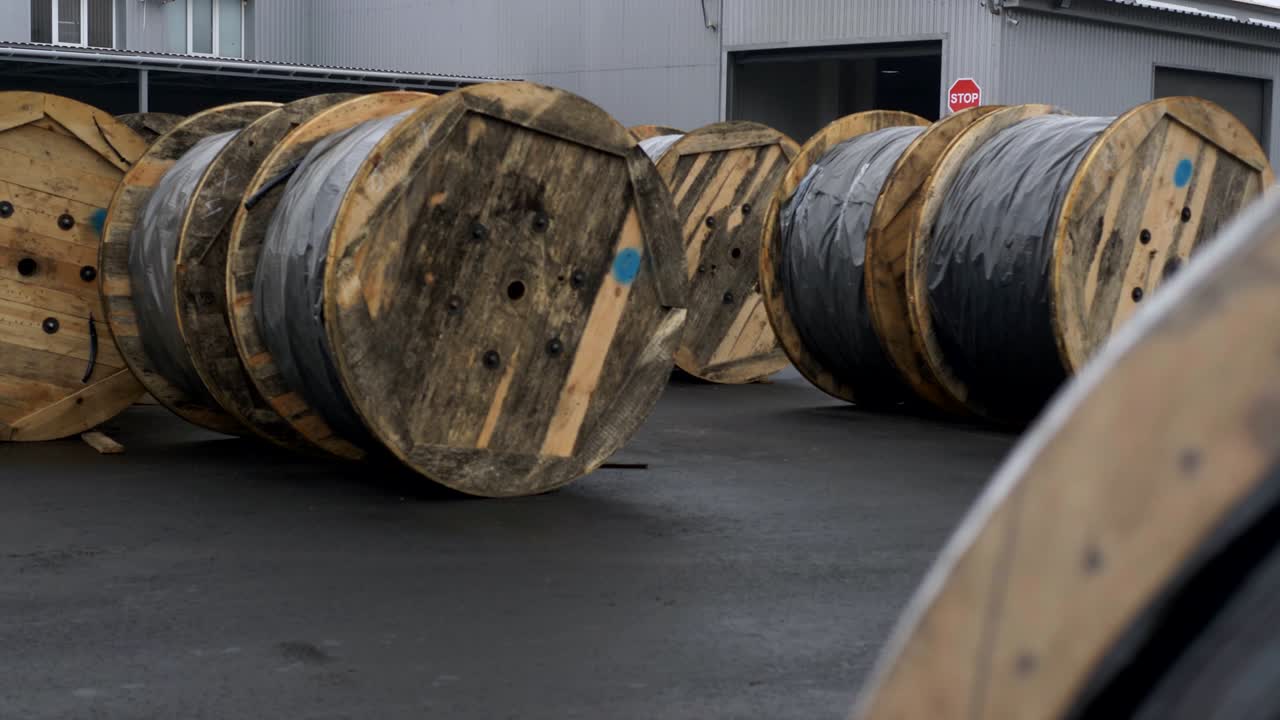 bobinas de cable de madera en la planta para la producción de cable. productos terminados planta de cable.