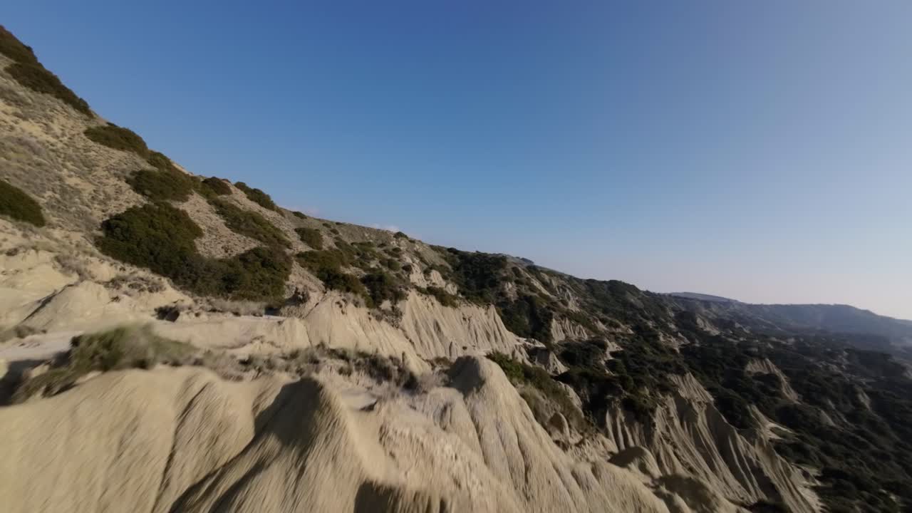 disparo de drones fpv, pasando por montañas rocosas. montañas de los apeninos