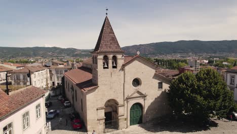 vista de cerca de la fachada de entrada en la iglesia de la misericordia en chaves, portugal