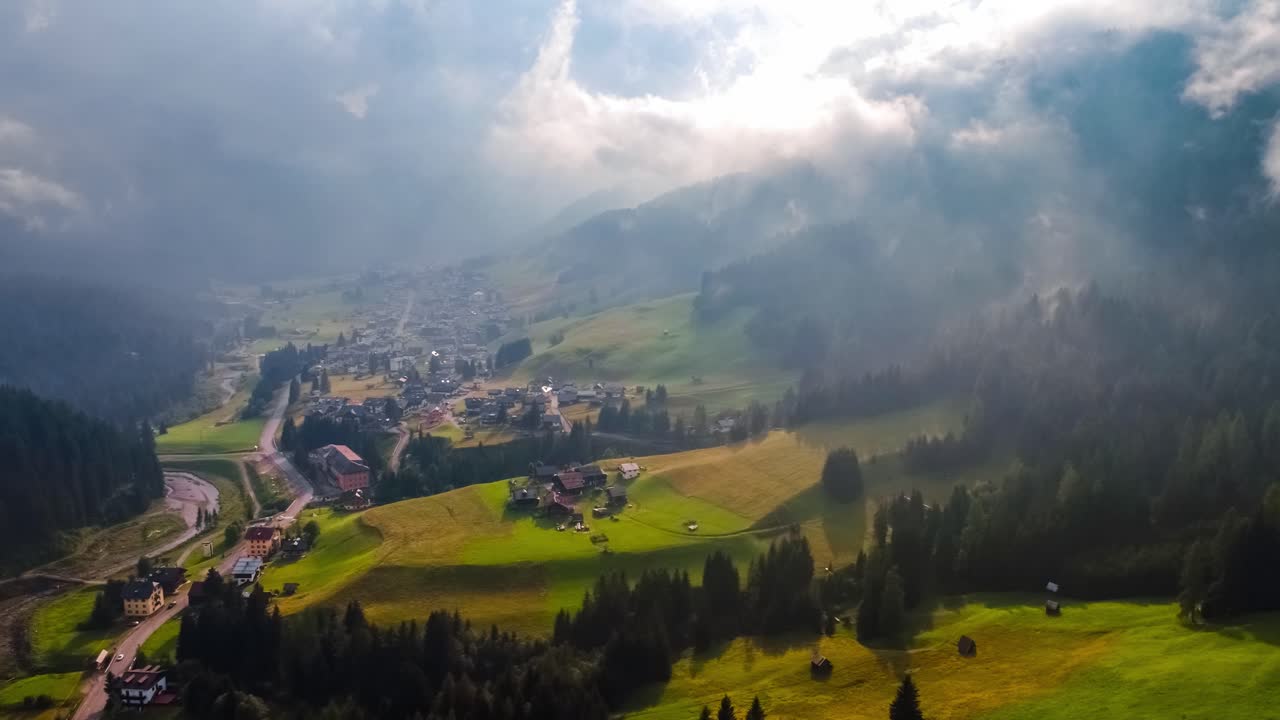 sappada, italia, esquina noreste de los alpes dolomitas. vuelos aéreos de drones fpv.