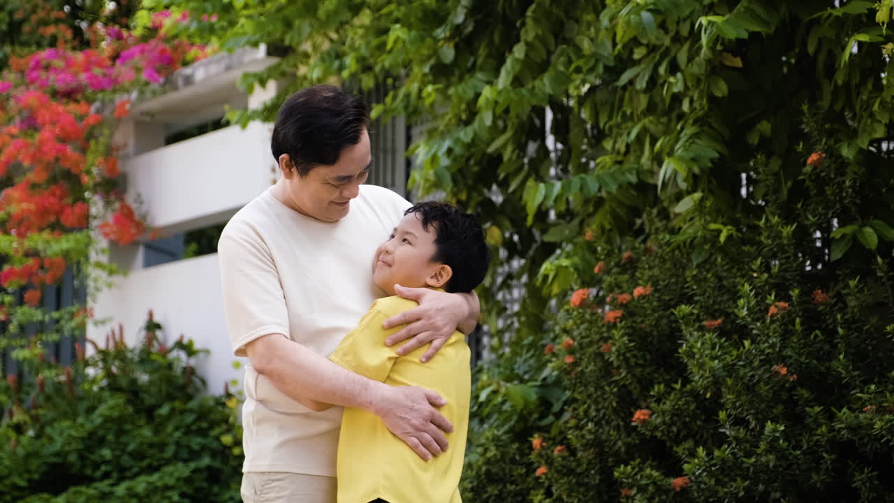 아시아인 남자와 소년 야외