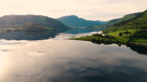 Imágenes-Aéreas-Hermosa-Naturaleza-Noruega.