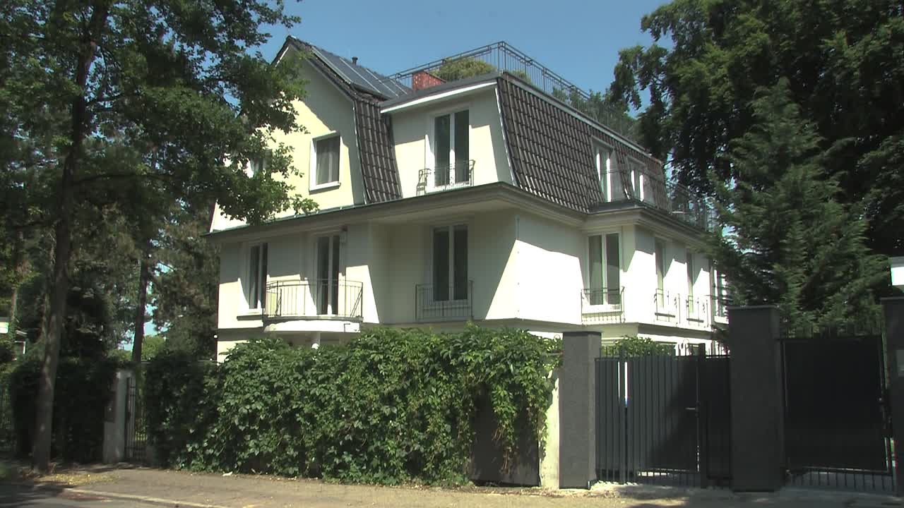 plano medio de villa cerca de wannsee en berlín, alemania-4