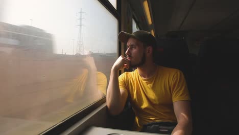 turista europeo sentado en un tren local, tel aviv, israel, tiro granangular