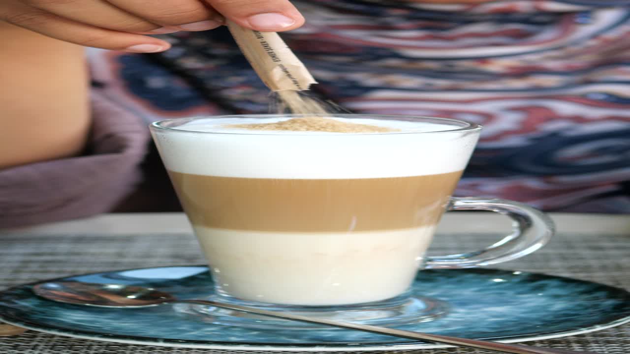 añadir azúcar a un latte