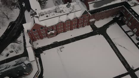 Recorrido-Virtual-En-La-Universidad-Del-Obispo-En-Quebec,-Canadá-Cubierto-De-Nieve-Durante-El-Invierno---Toma-Aérea