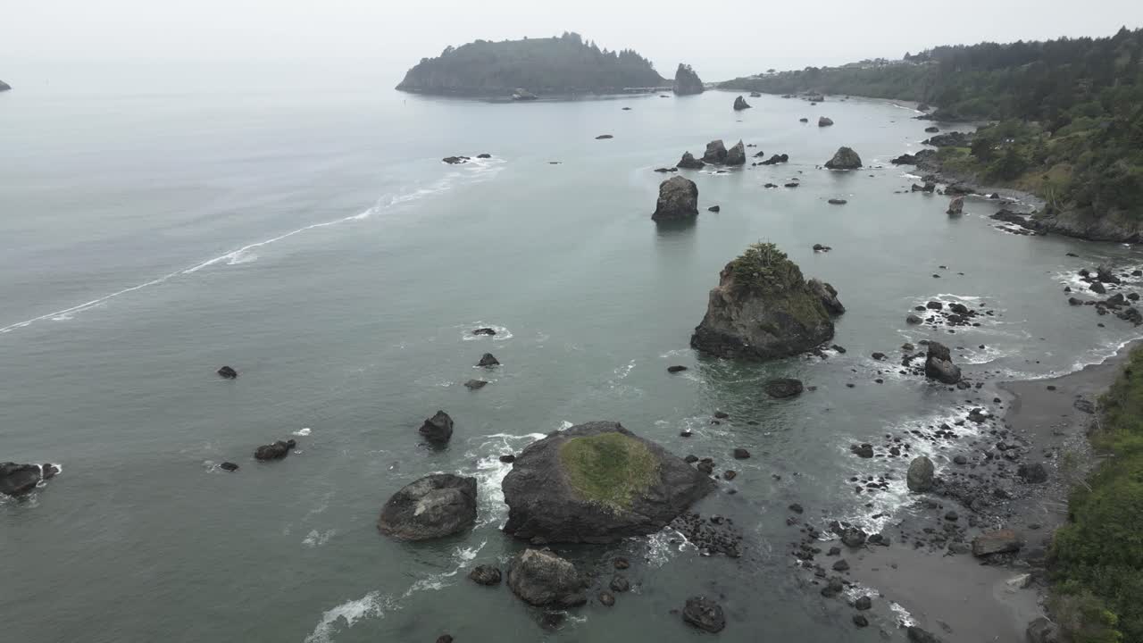 vista aérea de un día nublado en la costa rocosa de la bahía de trinidad, oregon, estados unidos