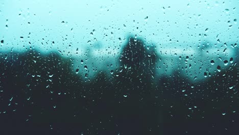 las gotas de lluvia golpean el vidrio de la ventana.