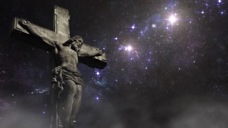 estatua de jesús en la cruz con estrellas nocturnas en el fondo