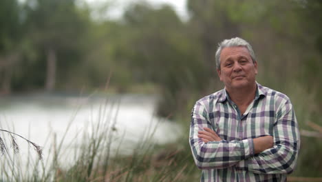 Retrato-Al-Aire-Libre-De-Un-Hombre-Jubilado-Con-Los-Brazos-Cruzados