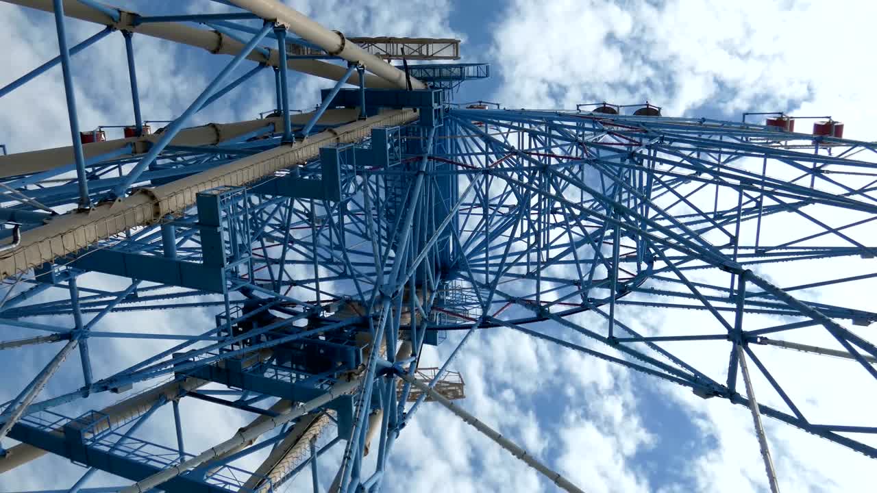 una vista de cerca de la gran rueda de ferris