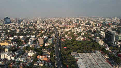 Toma-Lateral-Con-Drones-Del-Sur-De-La-Ciudad-De-México-Y-Avenidas-Principales