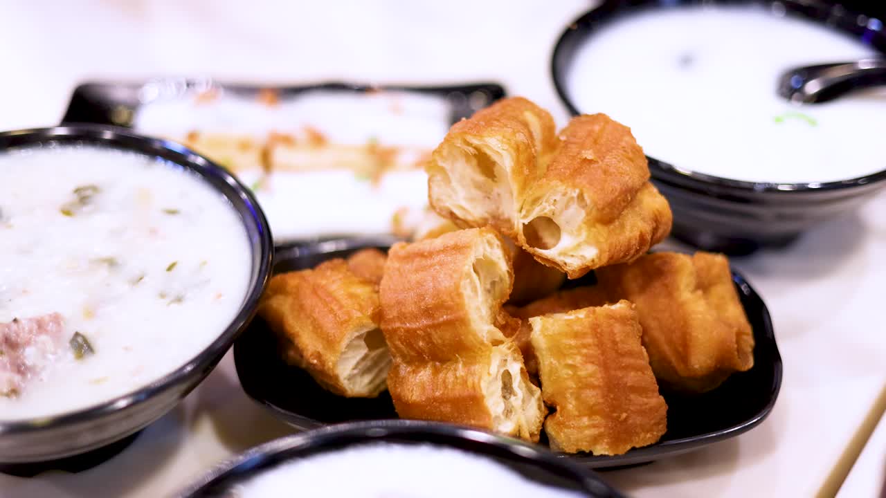 손 들 이 콩지 가루 를 고  을 는 것