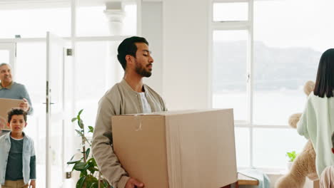 Family,-boxes-and-kids-at-front-door