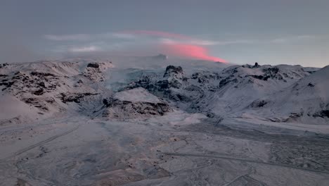 nubes rosadas al amanecer que envuelven el pico hvannadalshnukur en el sur de islandia