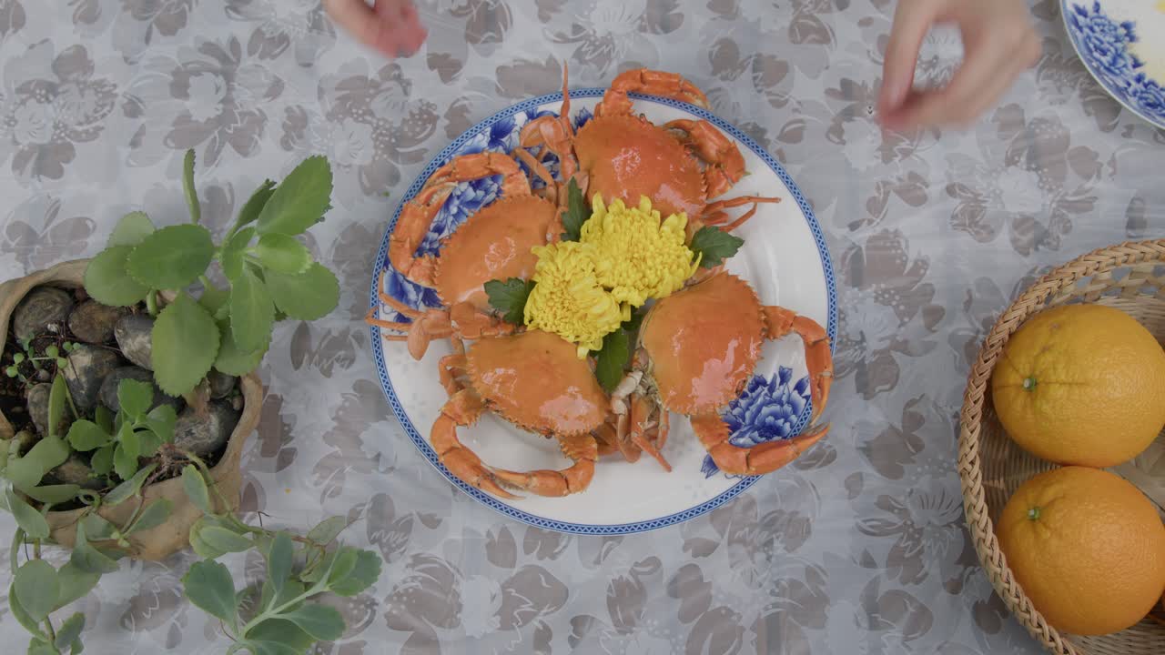 Đặt một đĩa cua hấp cao cấp lên bàn ăn