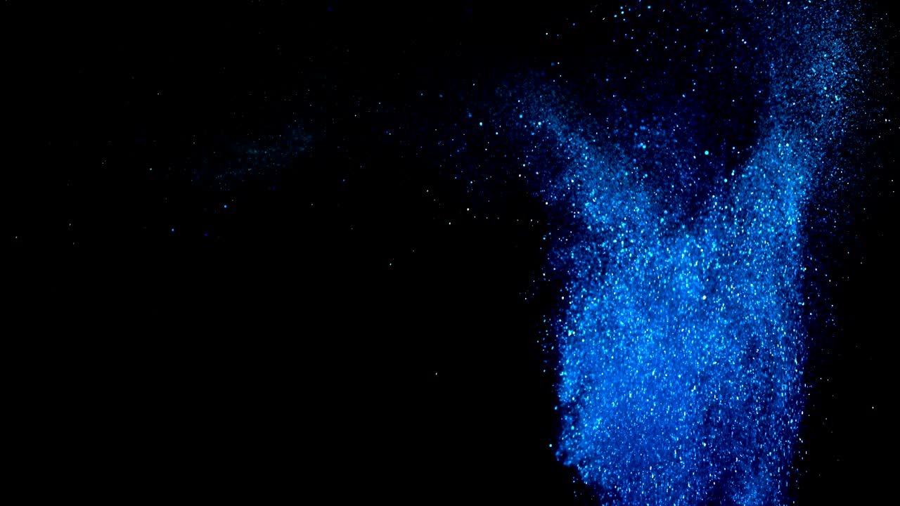 검은색 4k 배경에 반이는 파란색 린의 느린 추락