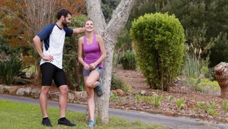 pareja sonriente interactuando entre sí