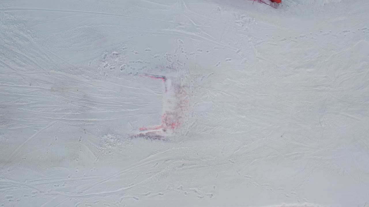 겨울 동안 자코파네 구발로프카의 스노우파크에서 눈 속에서 미끄러지는 스키어