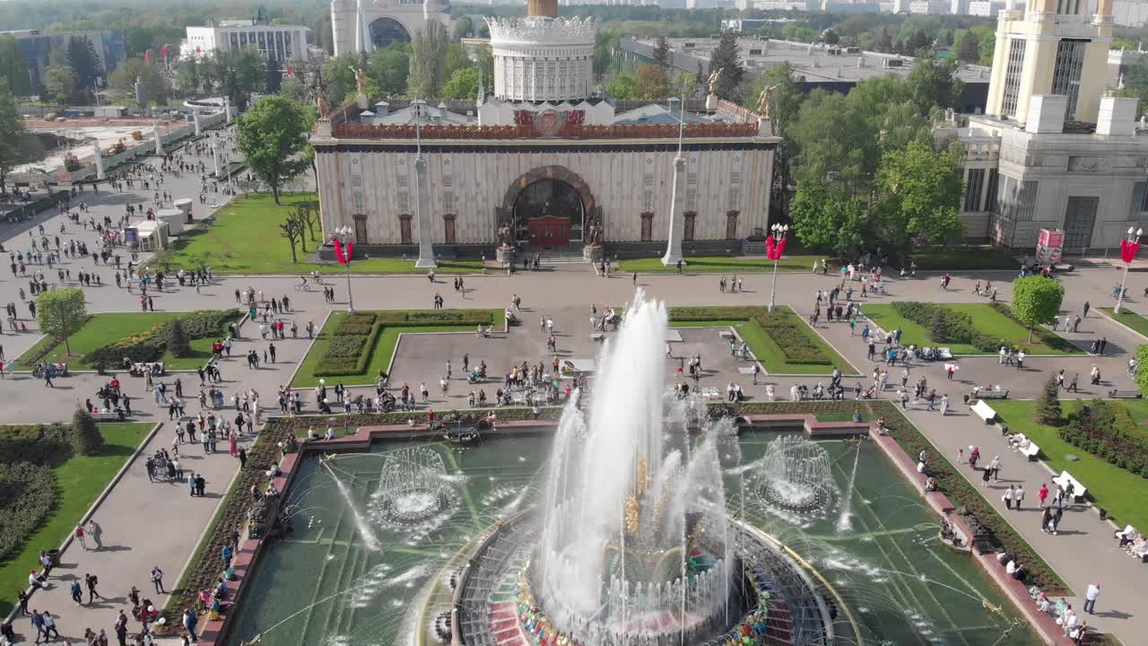 moscú fontan druzhba narodov, kamennyy tsvetok, cohete vostok con un dron a 4k 30fps