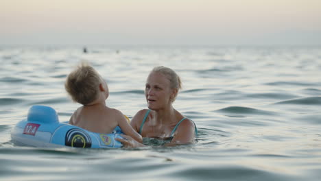 Madre-E-Hijo-Divirtiéndose-Jugando-En-El-Mar