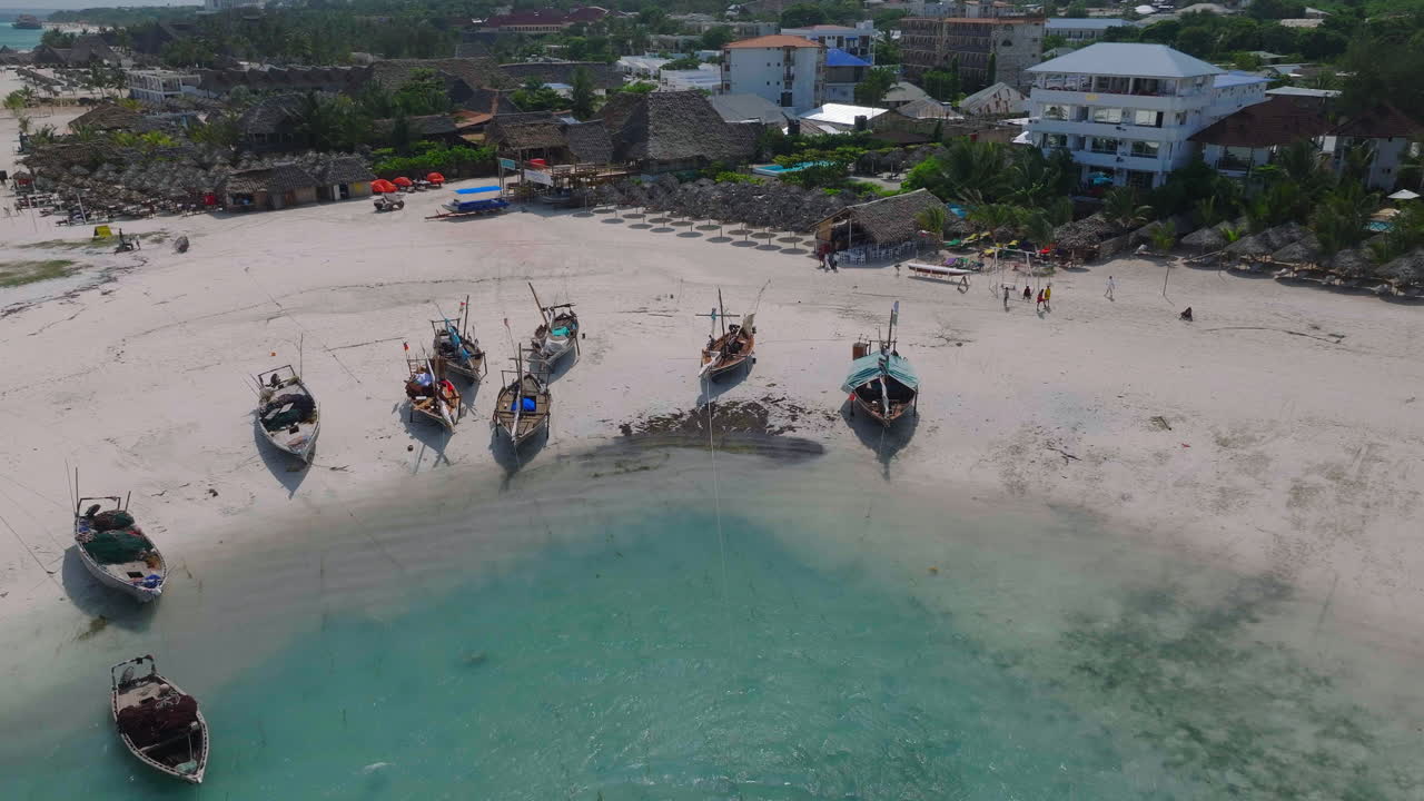 Güneşli bir günde Kendwa köyündeki ahşap balıkçı tekneleri ve kumlu plajın havadan görünümü, Zanzibar, Tanzanya.
