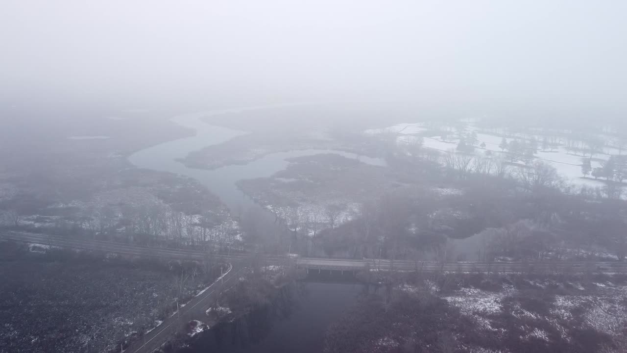 매사추세츠 주 서드베리에서 구름 밖으로 날아가는 드론