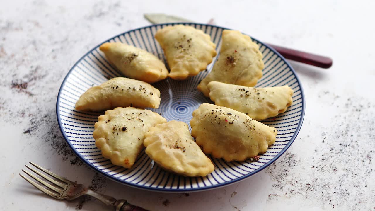 Pierogi polacchi fritti caldi e gustosi con ripieno di carne.