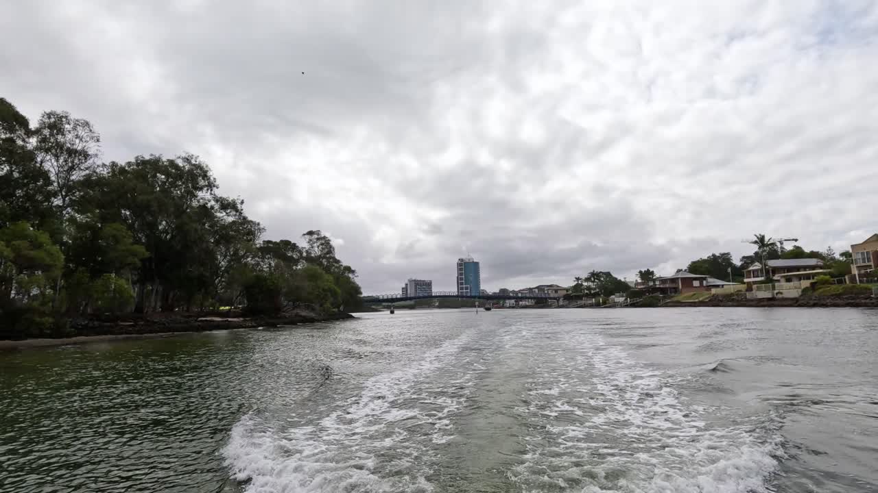 도시 강을 따라 경치 좋은 보트 여행