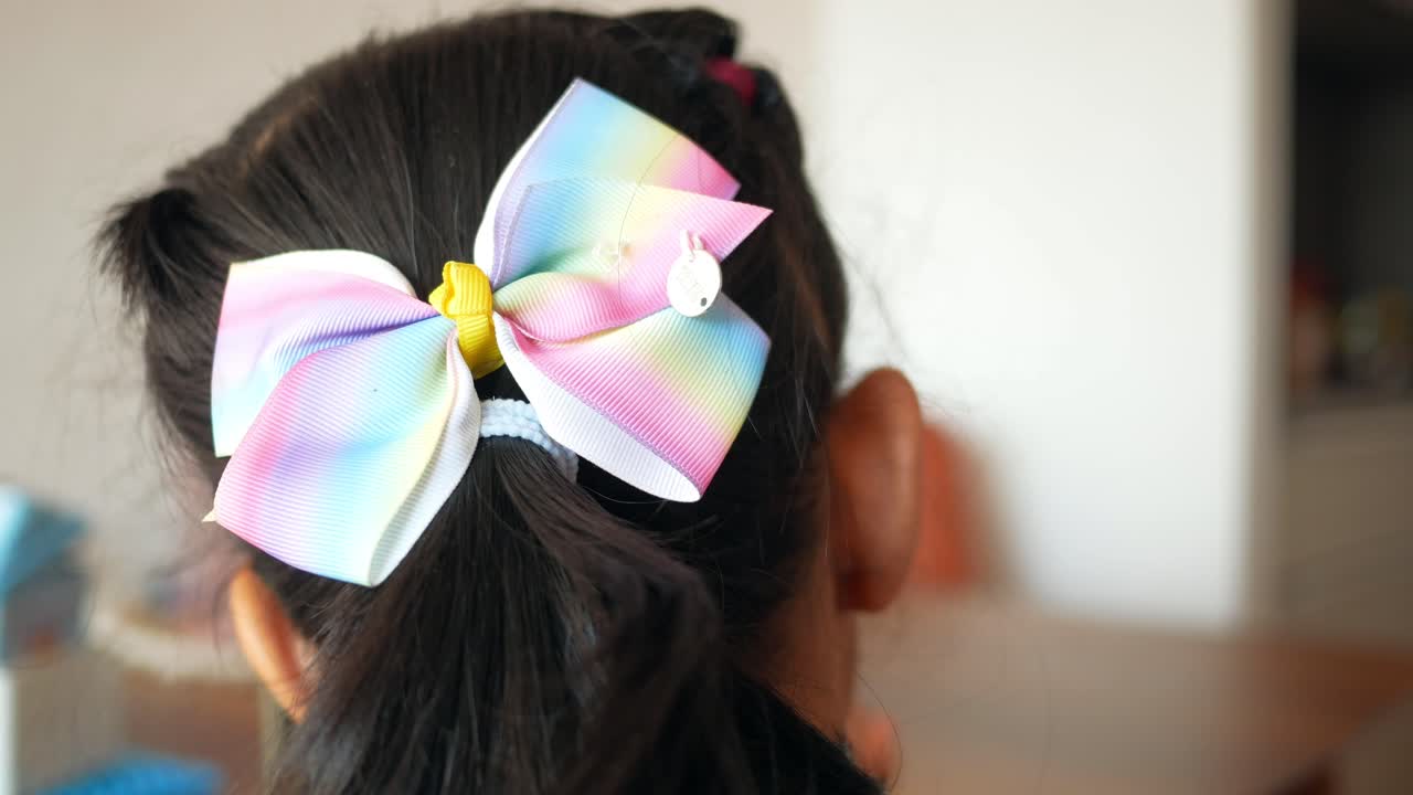 다채로운 머리카락의 활을 가진 아이