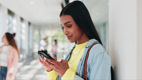 Teléfono,-Búsqueda-Y-Estudiante-Con-Mujer-En-La-Universidad