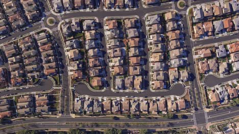 vista aérea de arriba hacia abajo sobre el nuevo barrio de desarrollo de viviendas en el valle central de california