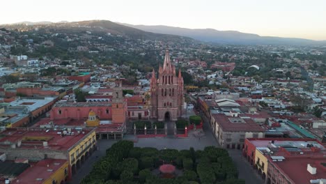 catedral al amanecer en san miguel de allende con pájaros volando alrededor de los jardines y sin gente alrededor