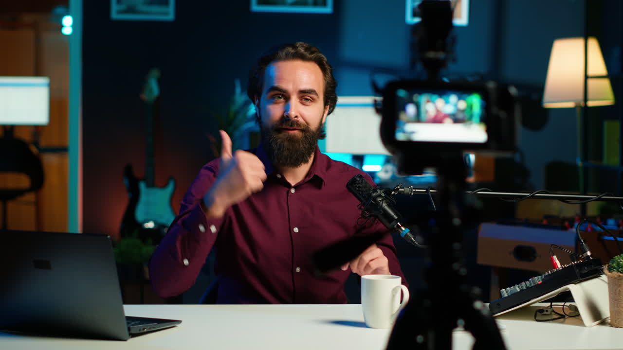 creador de contenido optimista que organiza un programa en línea en el estudio de luces rgb