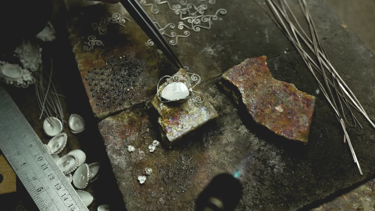 ジュエリー 職場  職人用のツールでジュエリーを作るためのデスクトップ  ツールのクローズアップビュー  タイ